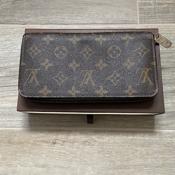 LOUIS VUITTON Brown Monogram Zippy Organizer Wallet - Picture 4 of 11